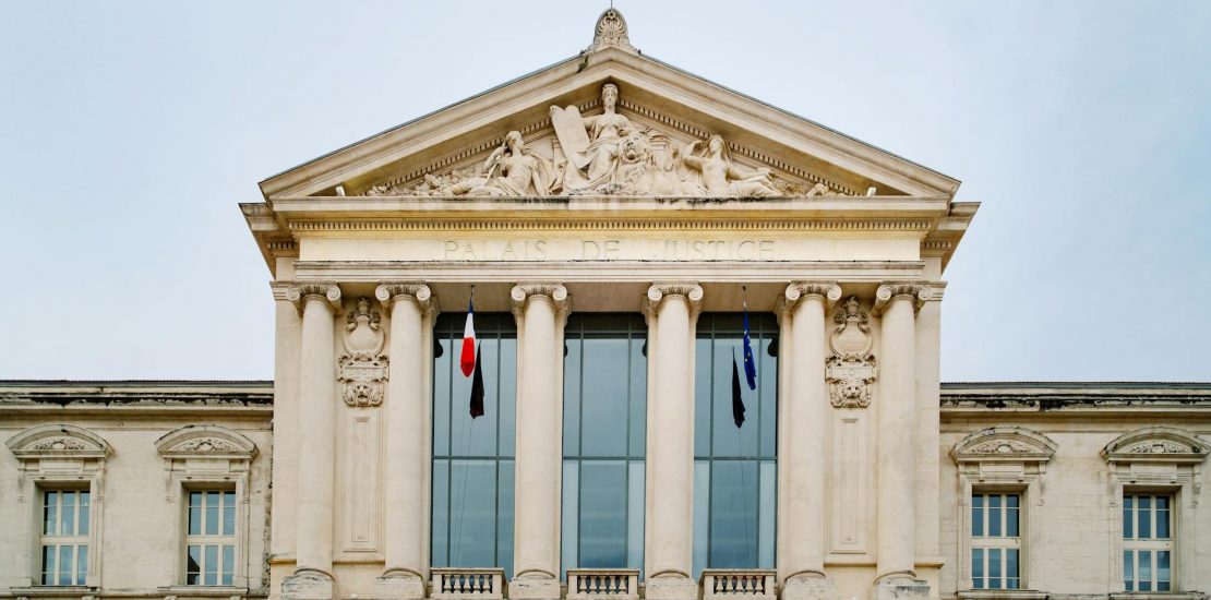 Salle d'audience et avocat en France