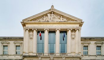 Salle d'audience et avocat en France