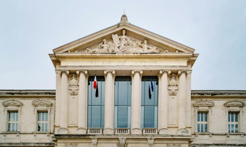Salle d'audience et avocat en France